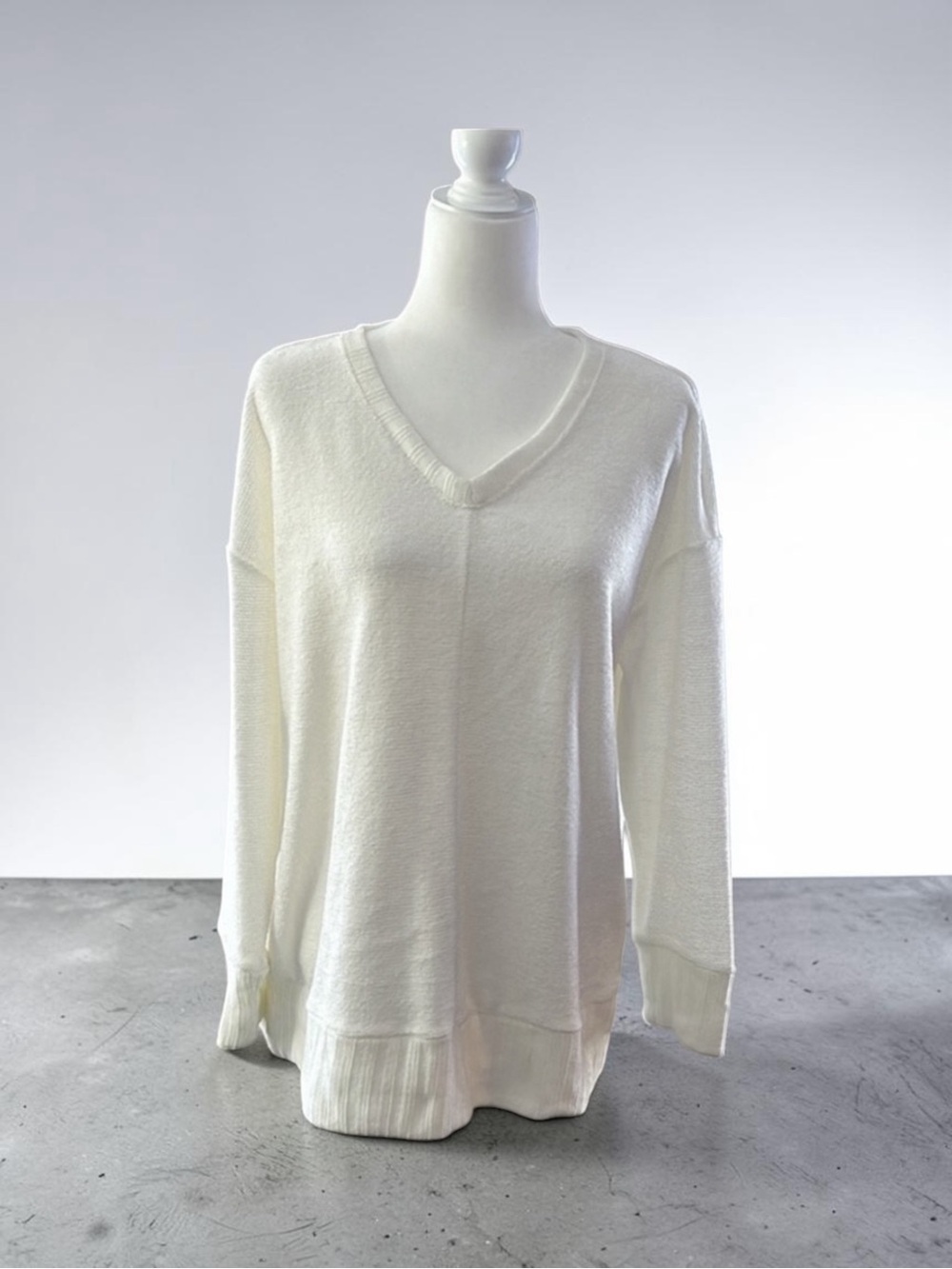Christopher Banks Womens Cream Relax V-Neck Sweater Large Long Sleeves Pullover